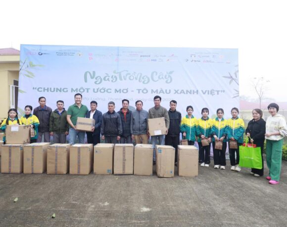 TreeBank được uỷ thác trao tặng 29 thùng áo ấm (khoảng 1 ngàn áo) từ thương hiệu Decathlon đến người dân xã Thành Sơn, Bá Thước, Thanh Hoá.